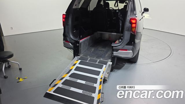 Kia Carnival (IV) Gasoline 5 Seater Wheelchair lift 2024 — фото 20
