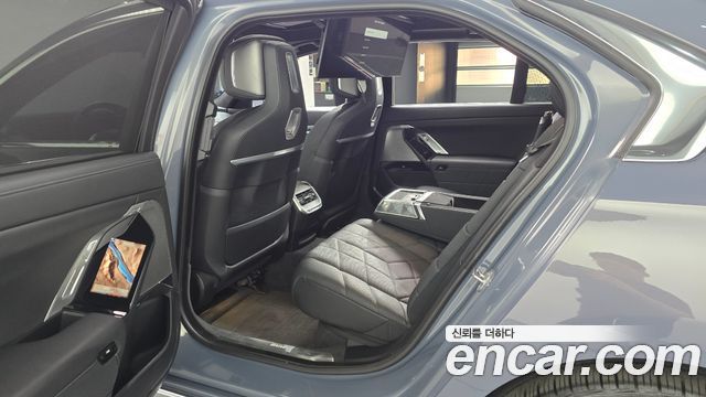 BMW 7 Series (G70) 740i sDrive Design Pure Excellence 2023 — фото 11