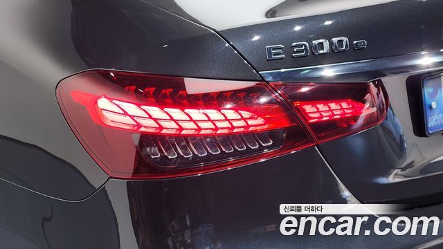 Mercedes-Benz E-Class (W213) E300e 4MATIC Exclusive 2021 — фото 23