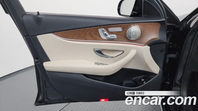 Mercedes-Benz E-Class (W213) E300e 4MATIC Exclusive 2021 — фото 24