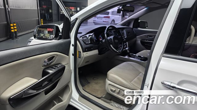 Kia Carnival 9-Seater Prstige 2019 — фото 10