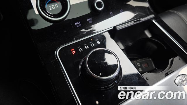 Land Rover Range Rover Velar 3.0 D300 R-Dynamic SE 2018 — фото 9