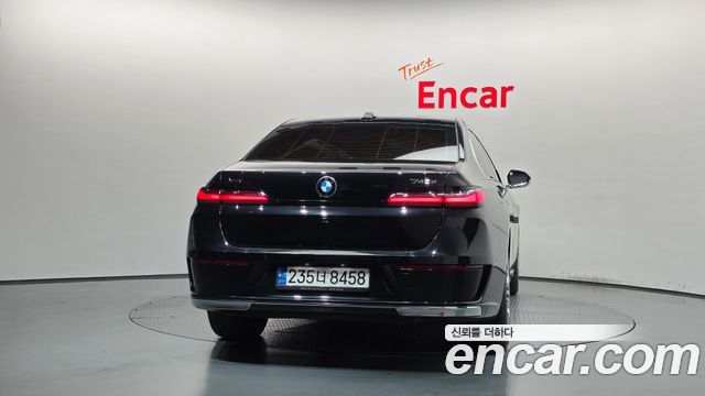 BMW 7 Series (G70) 740d xDrive Design Pure Excellence 2023 — фото 4