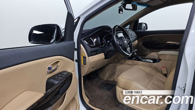 Kia Carnival 9-Seater Prstige 2019 — фото 10