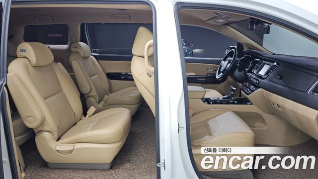 Kia Carnival 9-Seater Prstige 2019 — фото 11