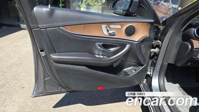 Mercedes-Benz E-Class (W213) E220d Exclusive 2018 — фото 24