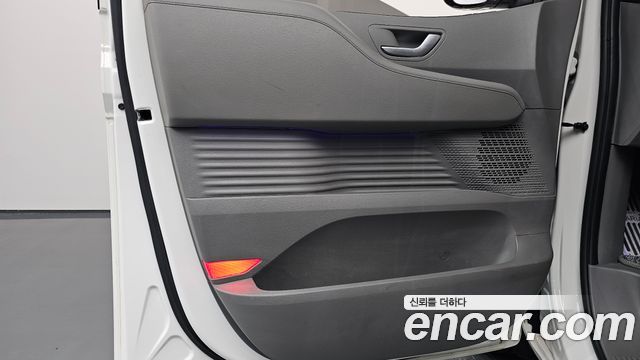 Hyundai Staria L3.5 Lounge 7-Seater Mobility 2023 — фото 24