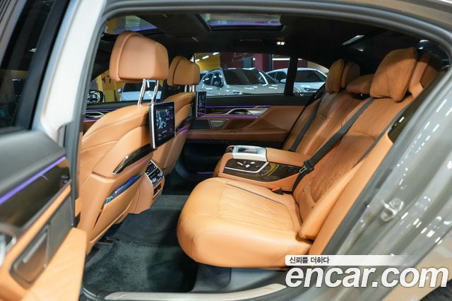 BMW 7 Series (G11) 740Li xDrive Design Pure Excellence 2021 — фото 12