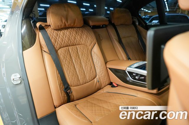 BMW 7 Series (G11) 740Li xDrive Design Pure Excellence 2021 — фото 15