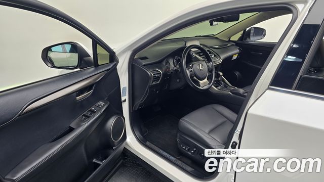 Lexus NX300h Supreme 2017 — фото 11