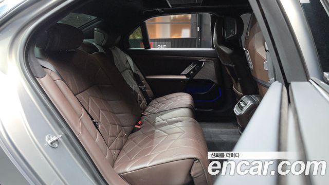 BMW 7 Series (G70) 740i sDrive M Sport 2023 — фото 11