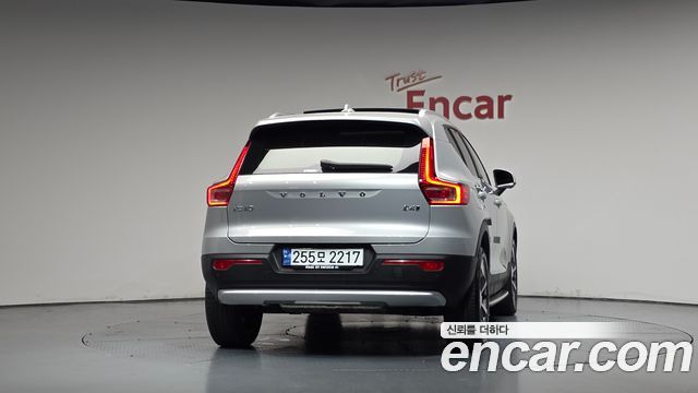 Volvo XC40 B4 Ultimate Bright 2023 — фото 4