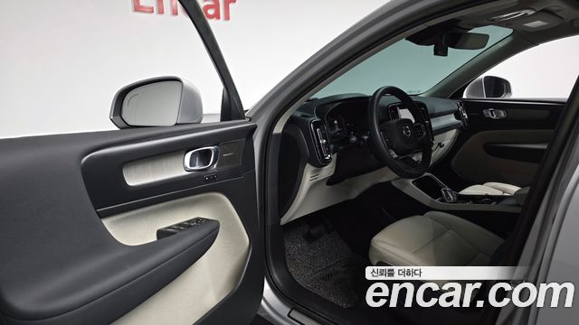Volvo XC40 B4 Ultimate Bright 2023 — фото 10