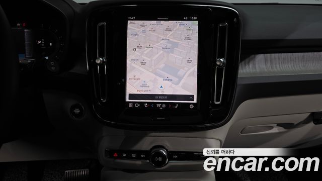 Volvo XC40 B4 Ultimate Bright 2023 — фото 14
