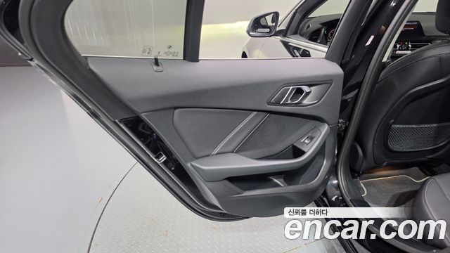 BMW 1 Series (F40) 120i Sports 2024 — фото 25