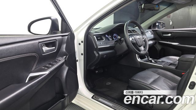 Toyota Camry Hybrid XLE 2017 — фото 10