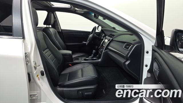 Toyota Camry Hybrid XLE 2017 — фото 15