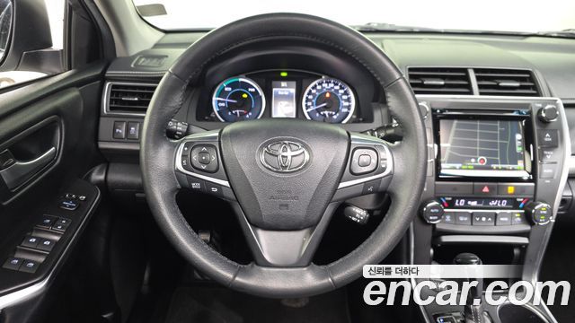 Toyota Camry Hybrid XLE 2017 — фото 17