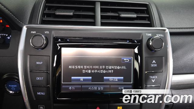 Toyota Camry Hybrid XLE 2017 — фото 21