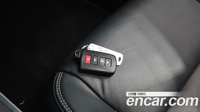 Toyota Camry Hybrid XLE 2017 — фото 22