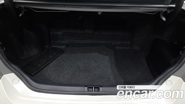 Toyota Camry Hybrid XLE 2017 — фото 24