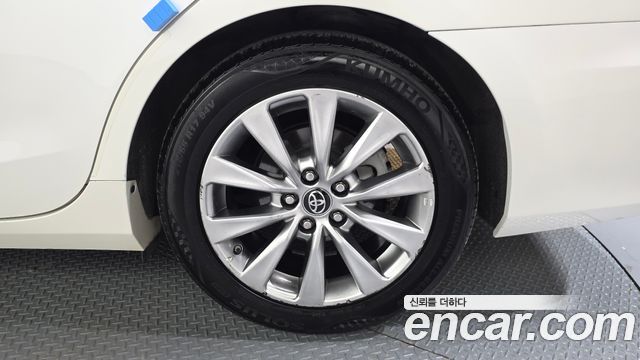 Toyota Camry Hybrid XLE 2017 — фото 27