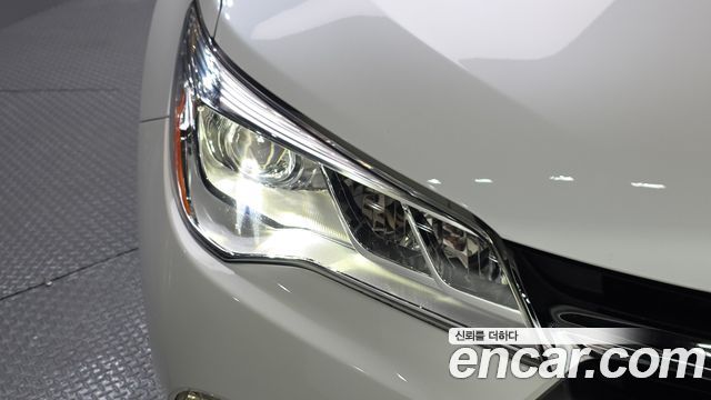 Toyota Camry Hybrid XLE 2017 — фото 28