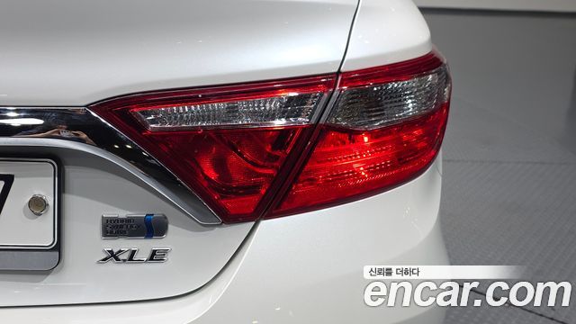 Toyota Camry Hybrid XLE 2017 — фото 29
