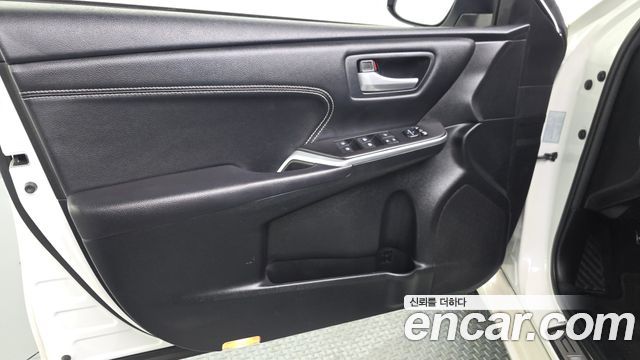 Toyota Camry Hybrid XLE 2017 — фото 30