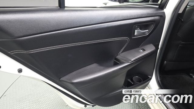 Toyota Camry Hybrid XLE 2017 — фото 31