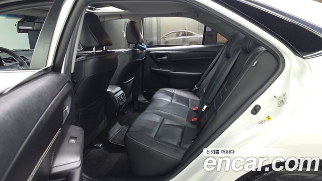 Toyota Camry Hybrid XLE 2017 — фото 32