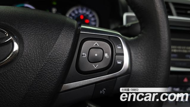 Toyota Camry Hybrid XLE 2017 — фото 33