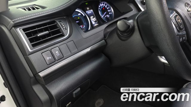 Toyota Camry Hybrid XLE 2017 — фото 35