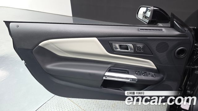 Ford Mustang (VII) 2.3 Ecoboost Premium Convertible 2024 — фото 24