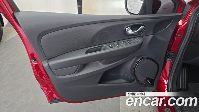 Renault Korea Clio Intens Panoramic 2019 — фото 24