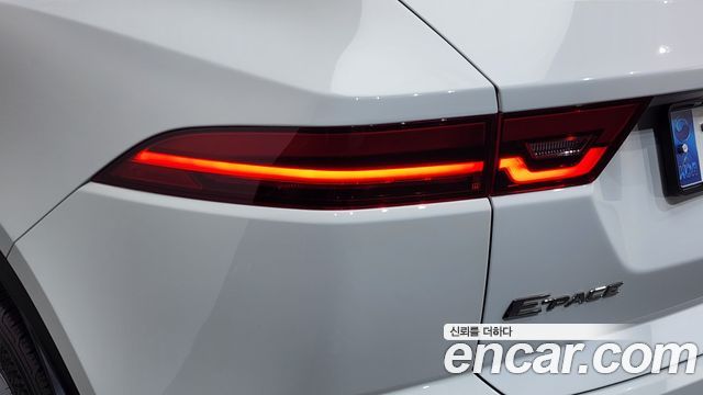 Jaguar E-PACE P250 SE 2018 — фото 23