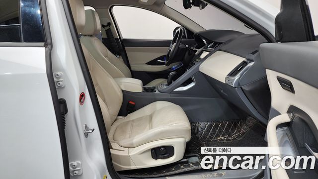 Jaguar E-PACE P250 SE 2018 — фото 26