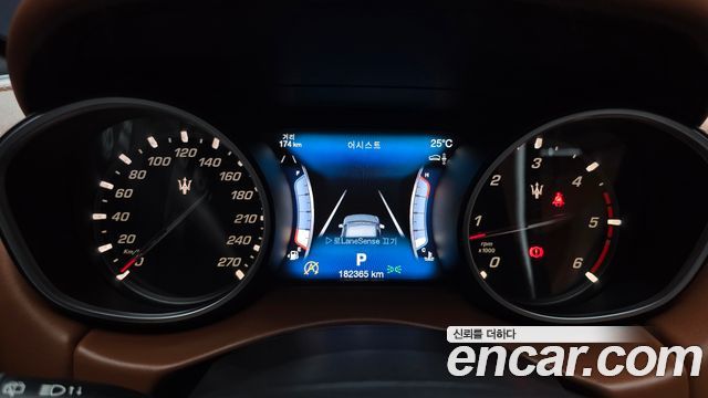 Maserati Levante 3.0 Diesel AWD Sport 2017 — фото 8