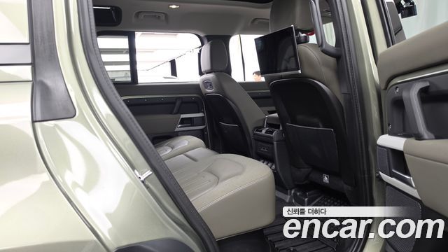 Land Rover Defender (L663) 110 D240 SE 2020 — фото 12