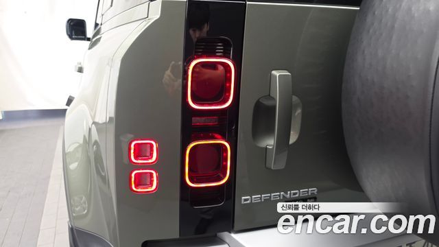 Land Rover Defender (L663) 110 D240 SE 2020 — фото 23