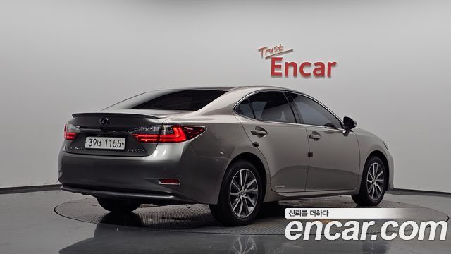 Lexus ES300h Supreme XV60 2017 — фото 2