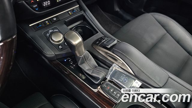 Lexus ES300h Supreme XV60 2017 — фото 9