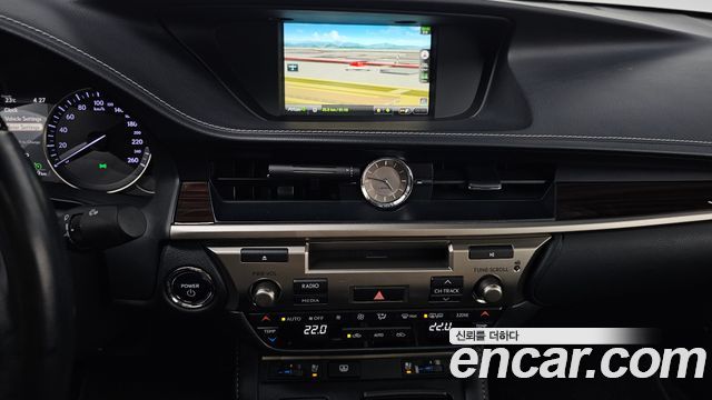 Lexus ES300h Supreme XV60 2017 — фото 14