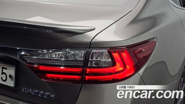 Lexus ES300h Supreme XV60 2017 — фото 23