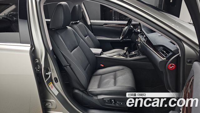 Lexus ES300h Supreme XV60 2017 — фото 26