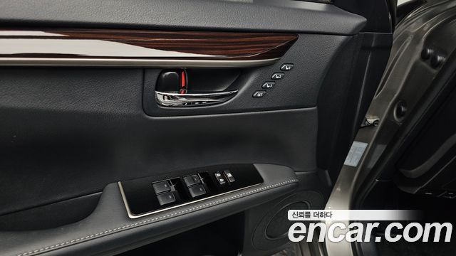 Lexus ES300h Supreme XV60 2017 — фото 28