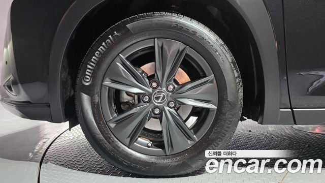 Lexus UX250h 2.0 2WD 2019 — фото 5