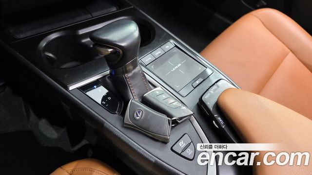 Lexus UX250h 2.0 2WD 2019 — фото 9