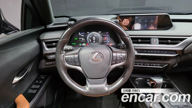 Lexus UX250h 2.0 2WD 2019 — фото 17