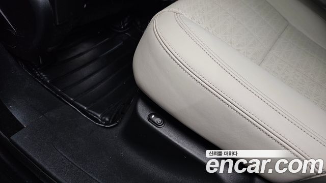 Land Rover Range Rover Velar 3.0 D300 R-Dynamic HSE 2018 — фото 36